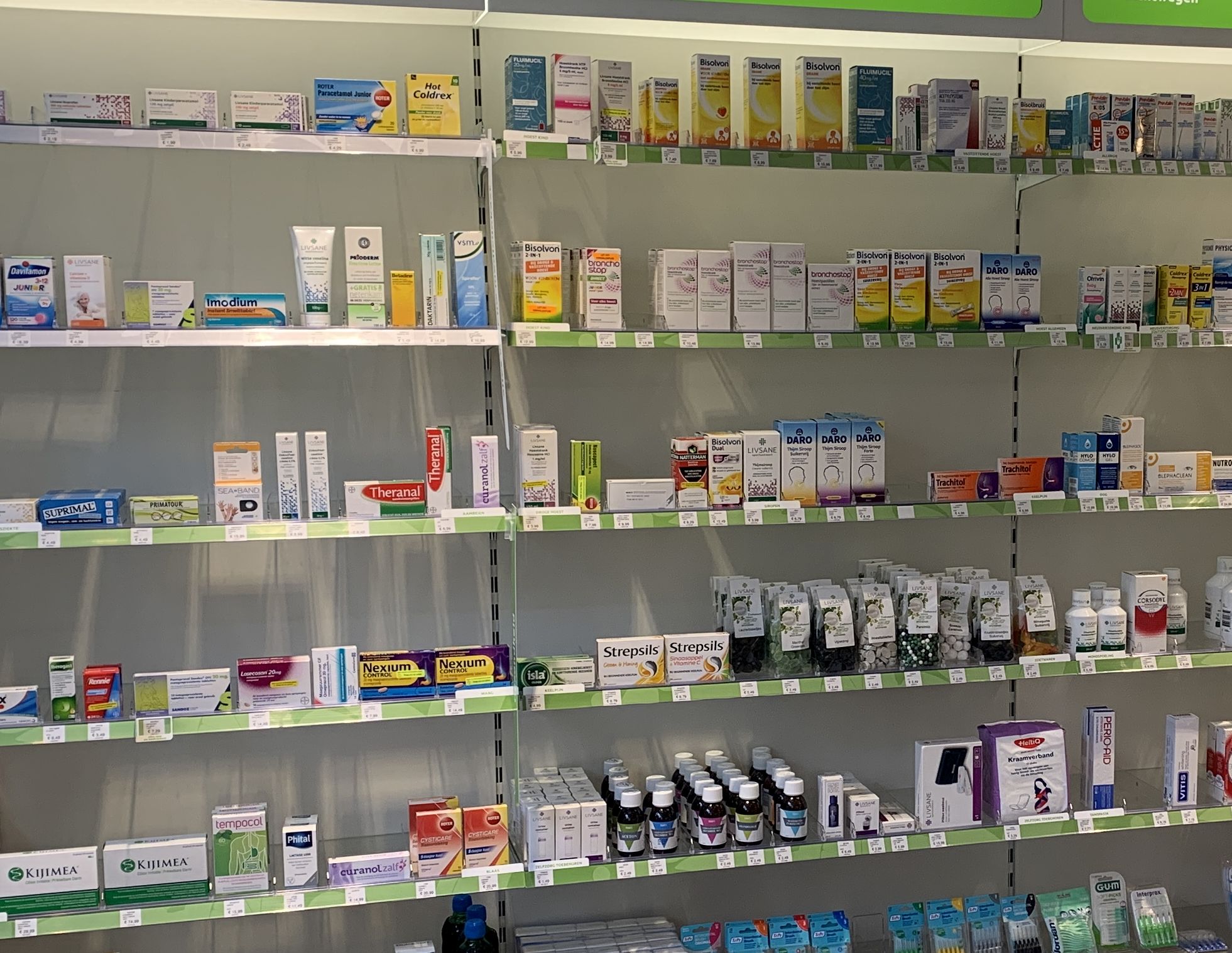 Nederlandse apotheek met diverse medicatie